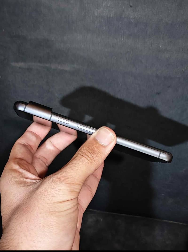 google pixel 8 waterproof mirror dot on screen 2