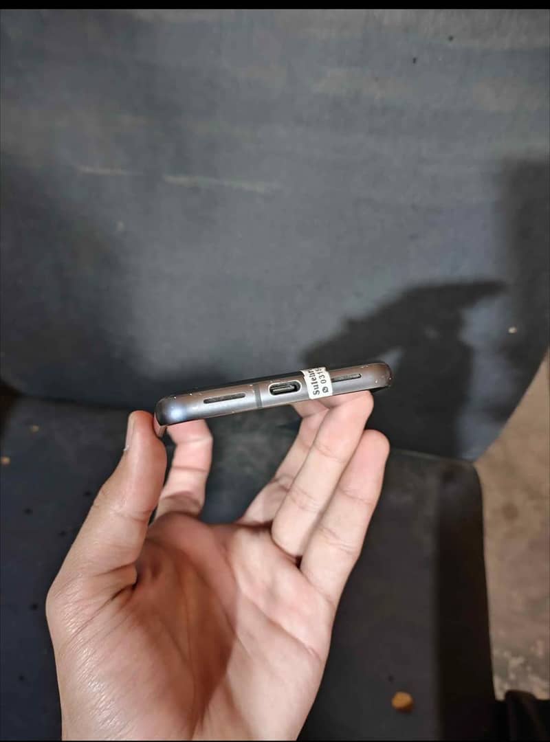 google pixel 8 waterproof mirror dot on screen 3