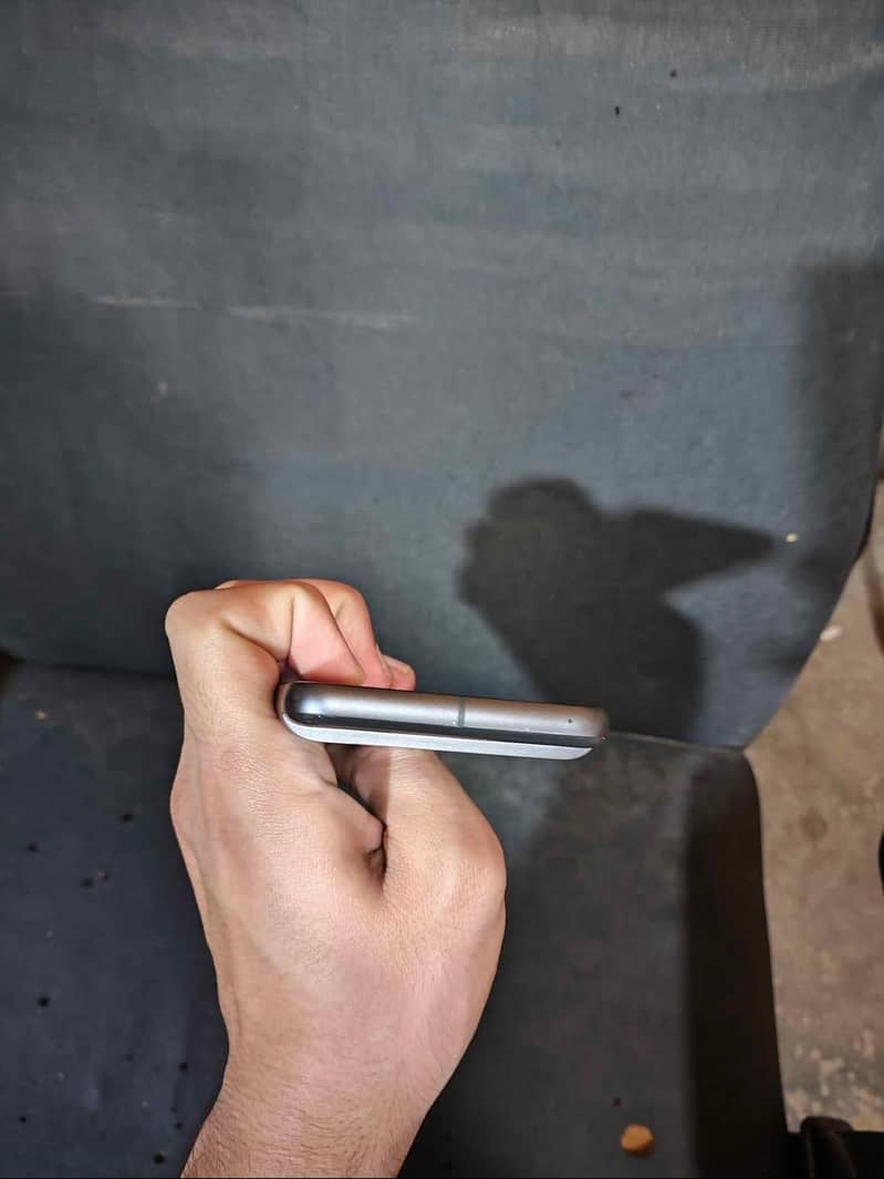 google pixel 8 waterproof mirror dot on screen 4