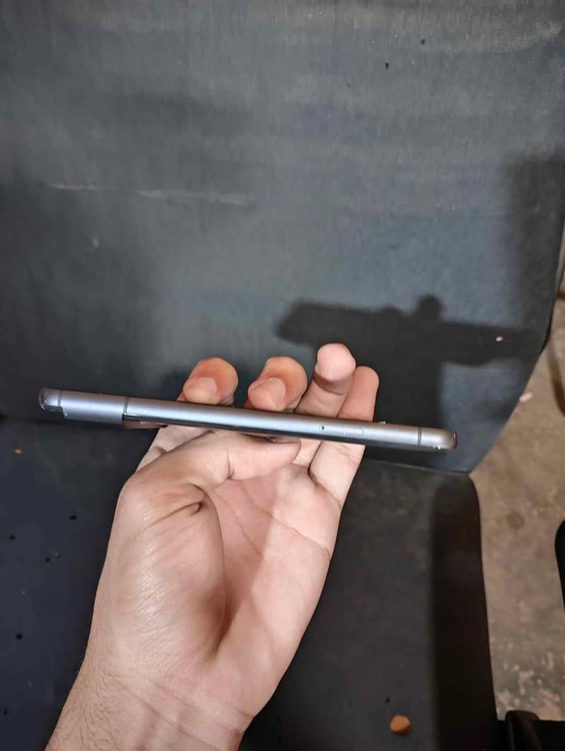 google pixel 8 waterproof mirror dot on screen 5