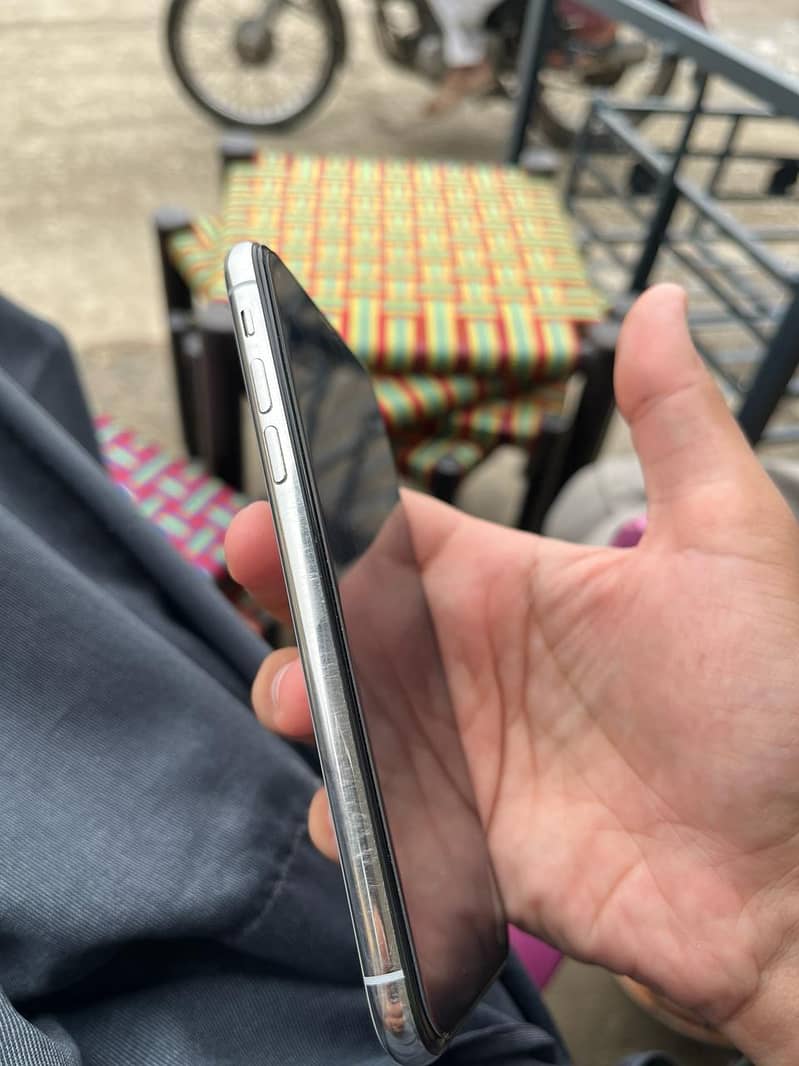 Apple iPhone X 4