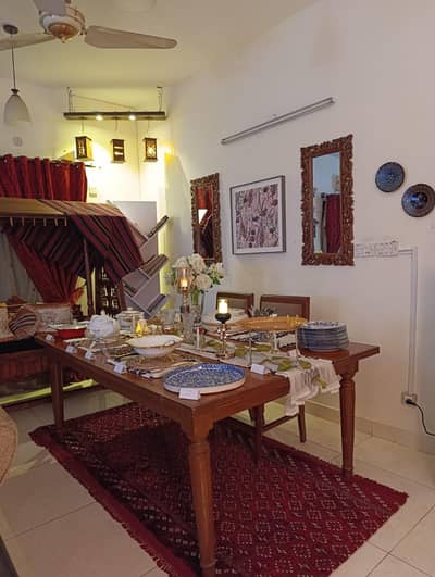 Dining table with 6 x chairs