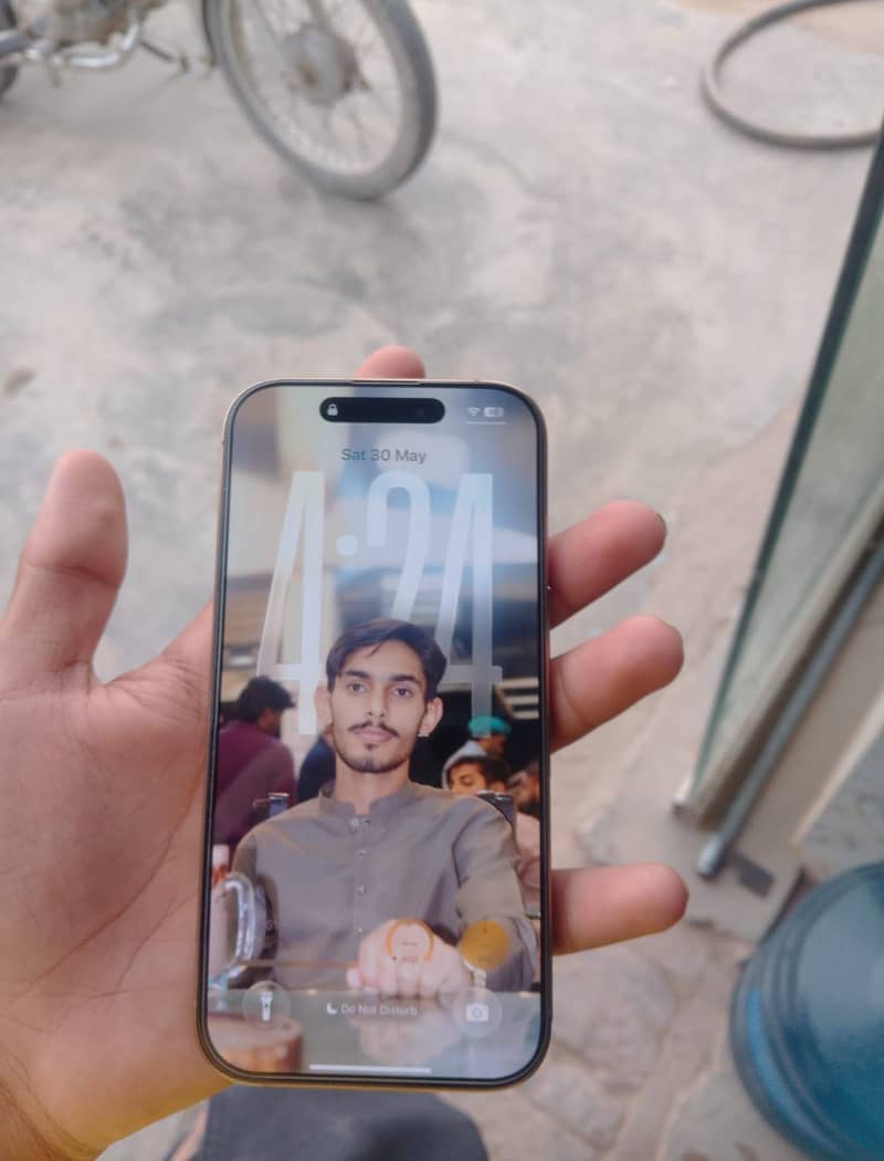 Apple iPhone 16 Pro 1