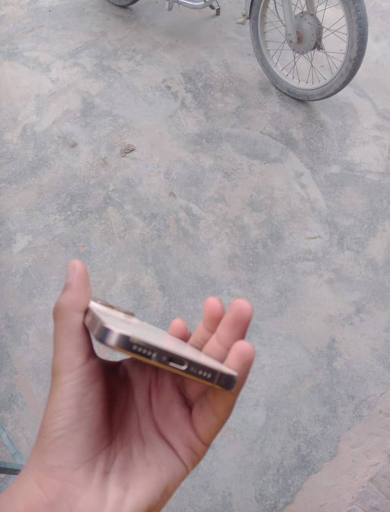 Apple iPhone 16 Pro 2