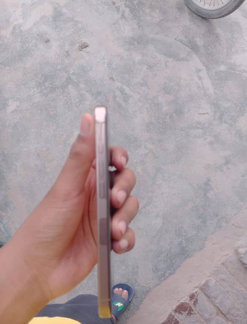 Apple iPhone 16 Pro 4