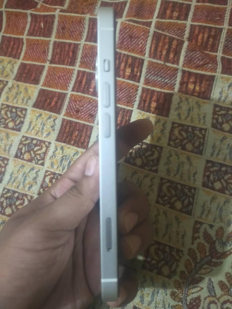 Apple iPhone 13 2