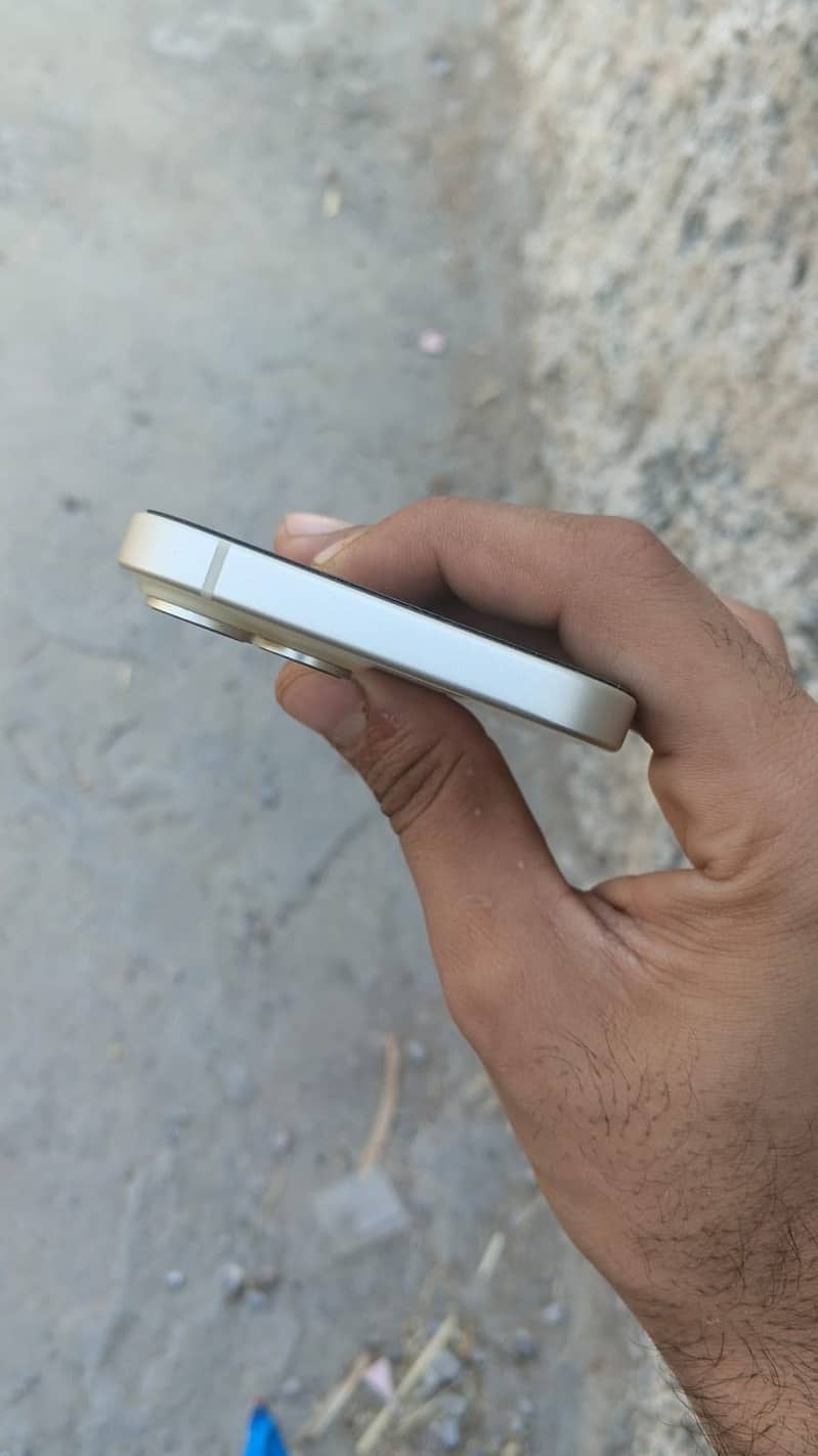 Apple iPhone 15 4