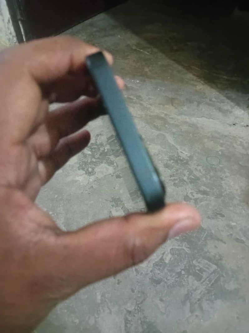 iPhone 13 4