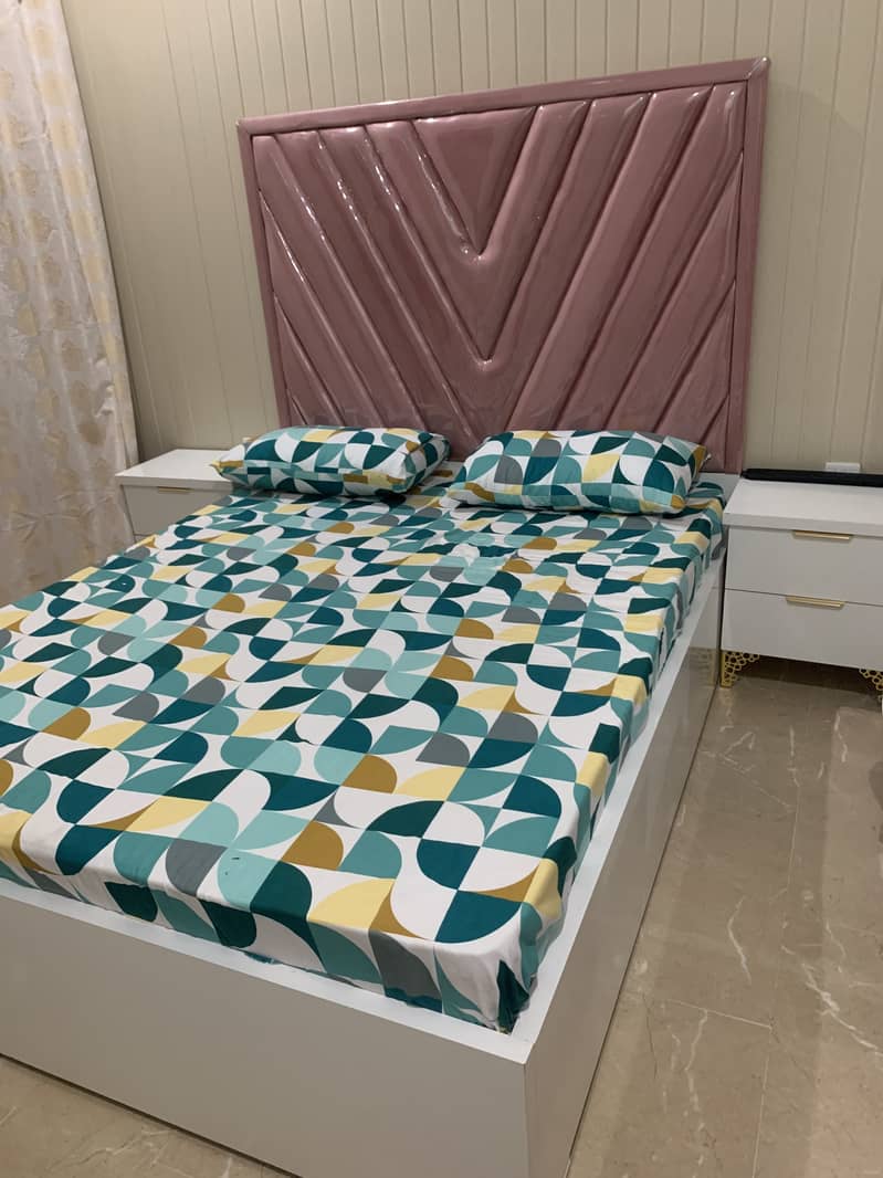 Bed set With Side Table 4