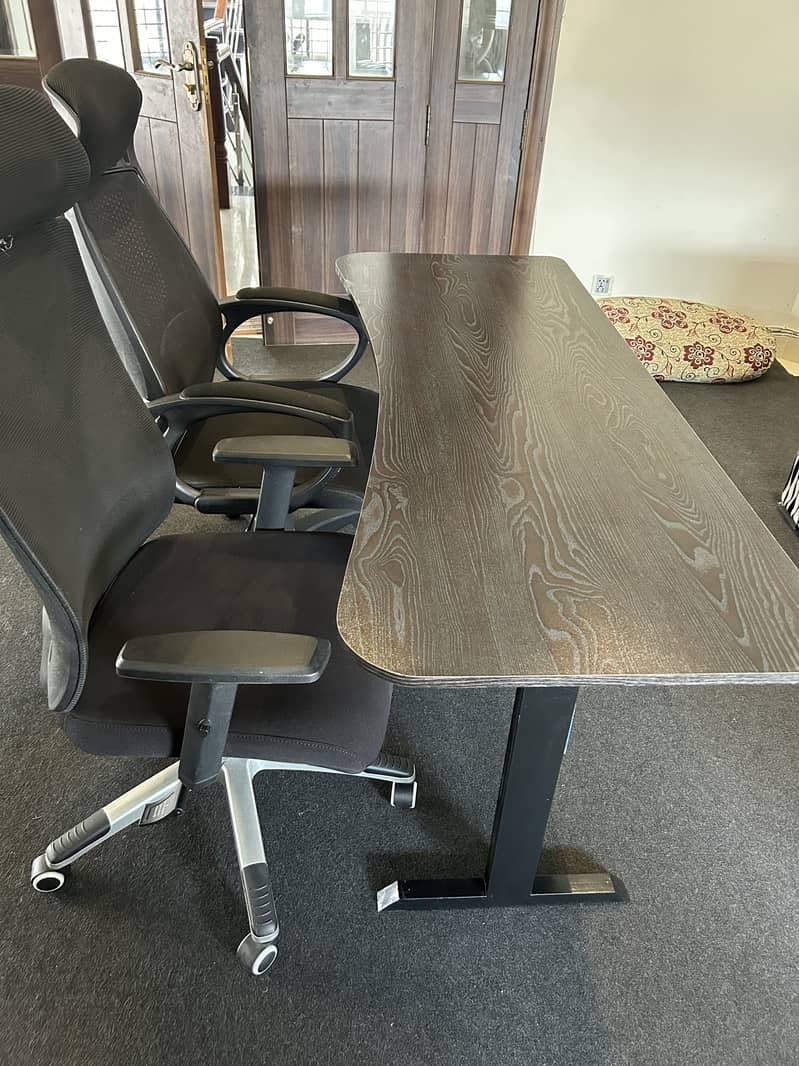 Study/work/computer table in great condition 2