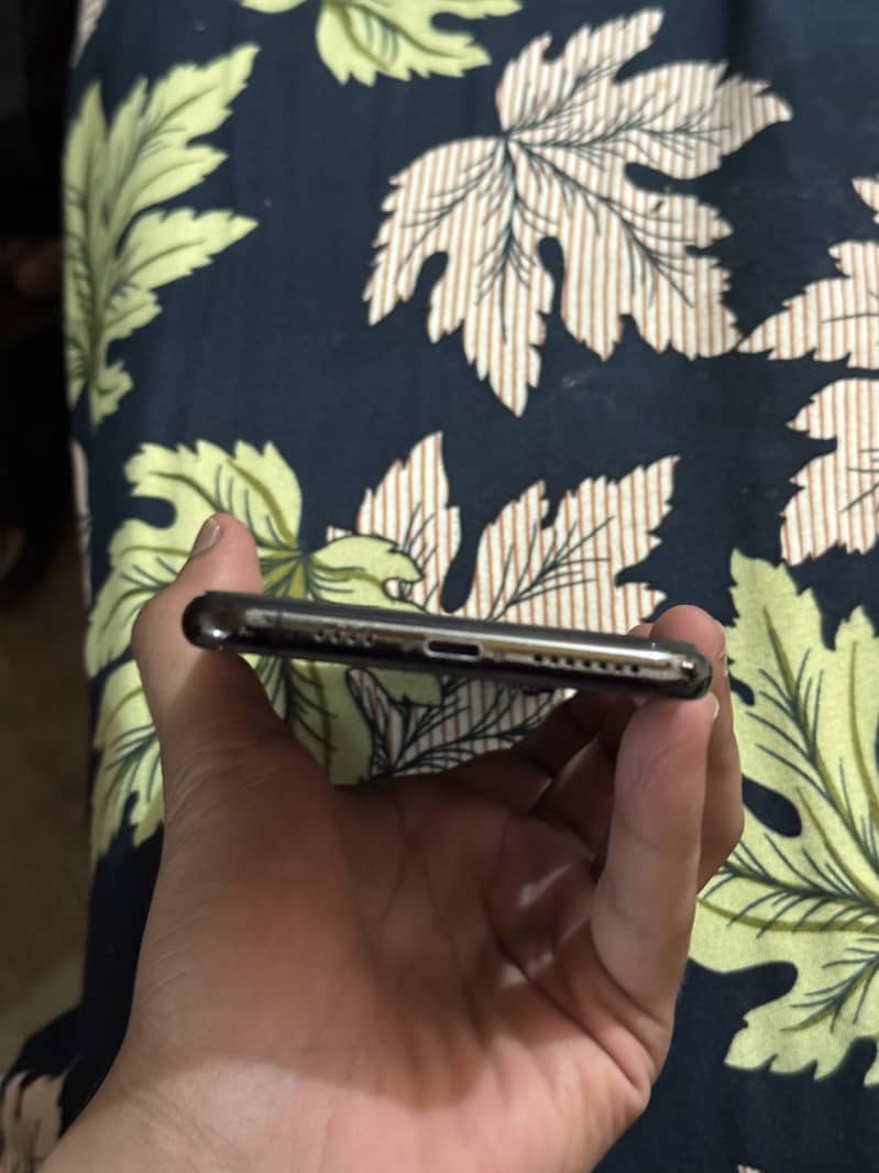 Apple iPhone XS Max 3
