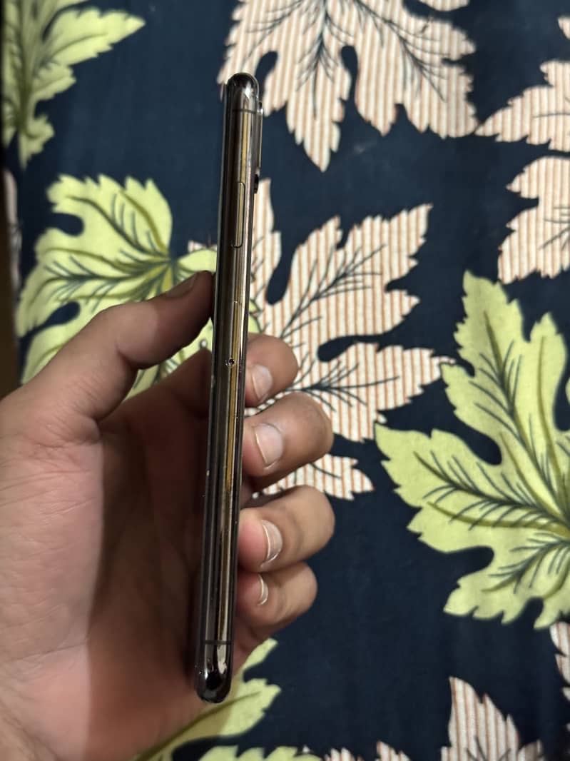 Apple iPhone XS Max 4
