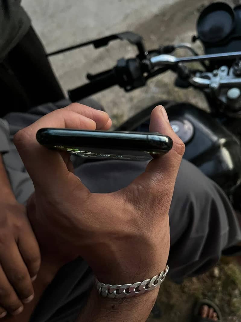 Apple iPhone 11 Pro 4