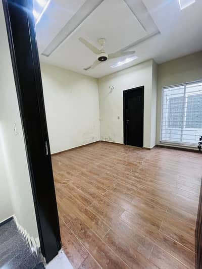 3.5marla upper portion available for rent in palm villas