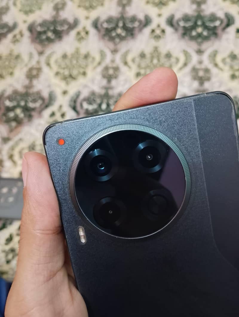 Tecno CAMON 30 1