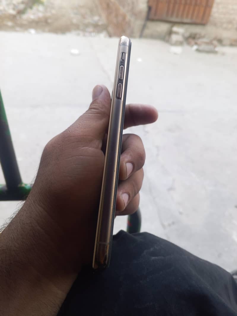 Apple iPhone 11 4