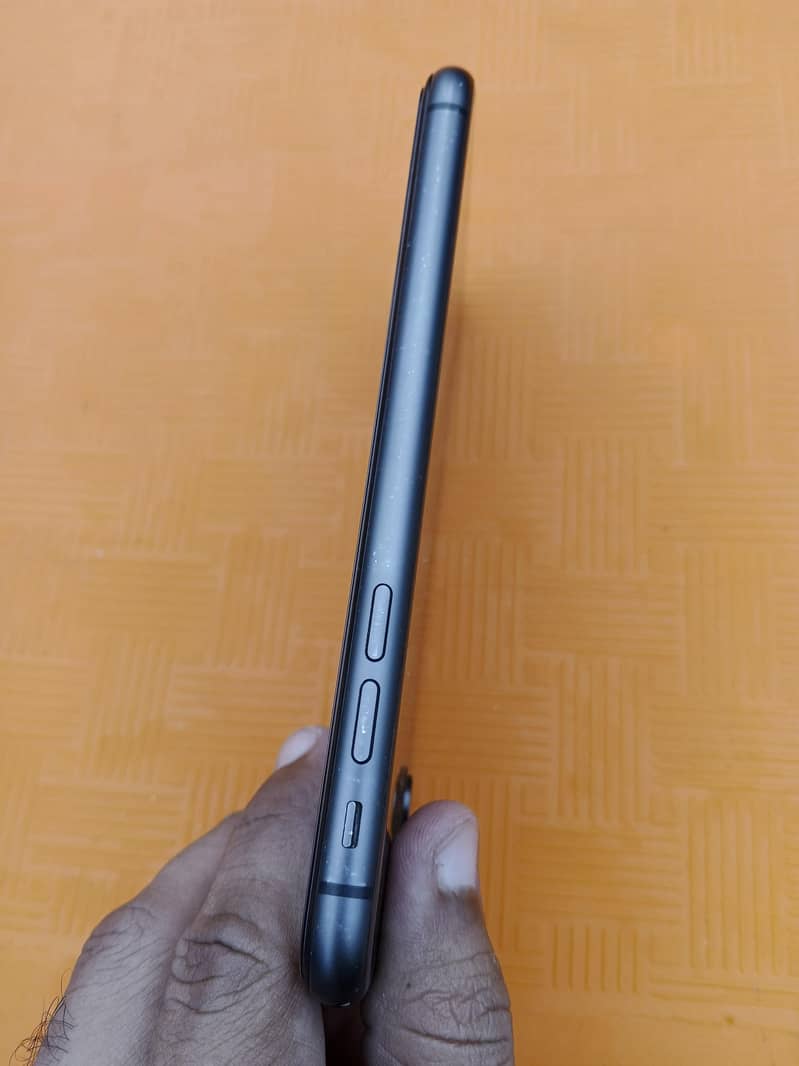 Apple iPhone 11 4