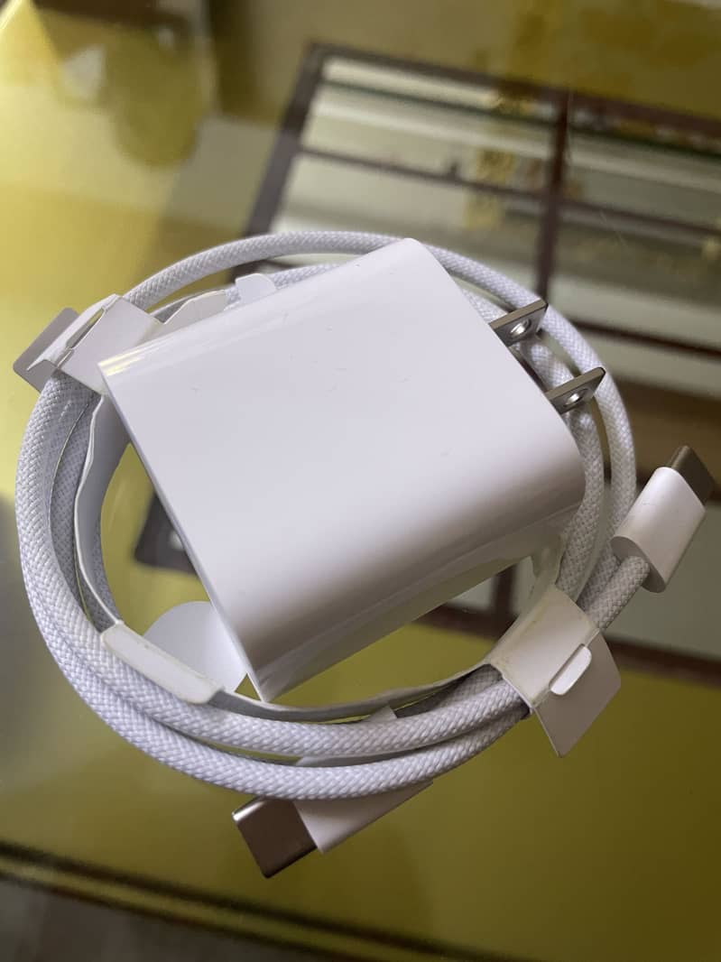 Apple 20W (Original) Adapter & Cable 0