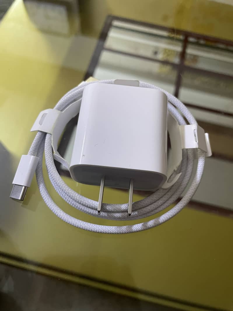 Apple 20W (Original) Adapter & Cable 1