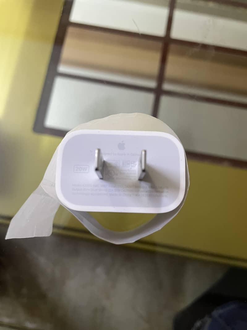 Apple 20W (Original) Adapter & Cable 2