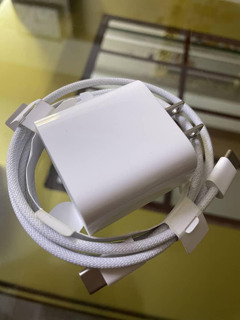 Apple 20W (Original) Adapter & Cable 4