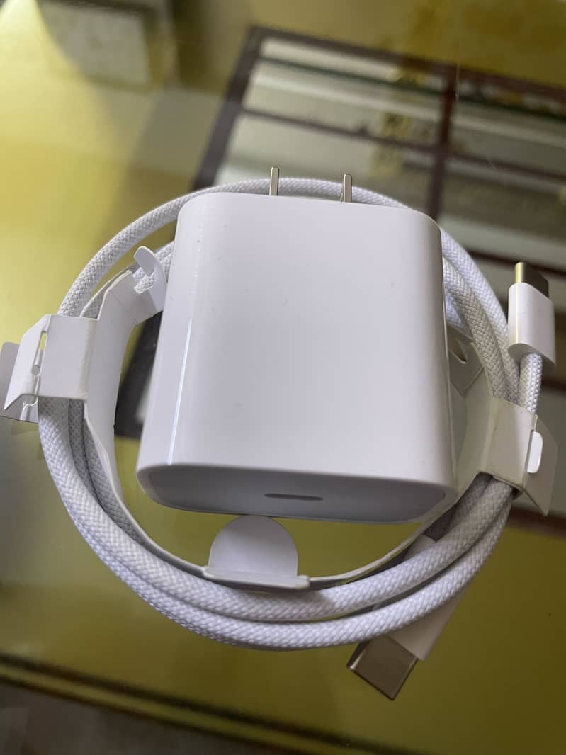 Apple 20W (Original) Adapter & Cable 5