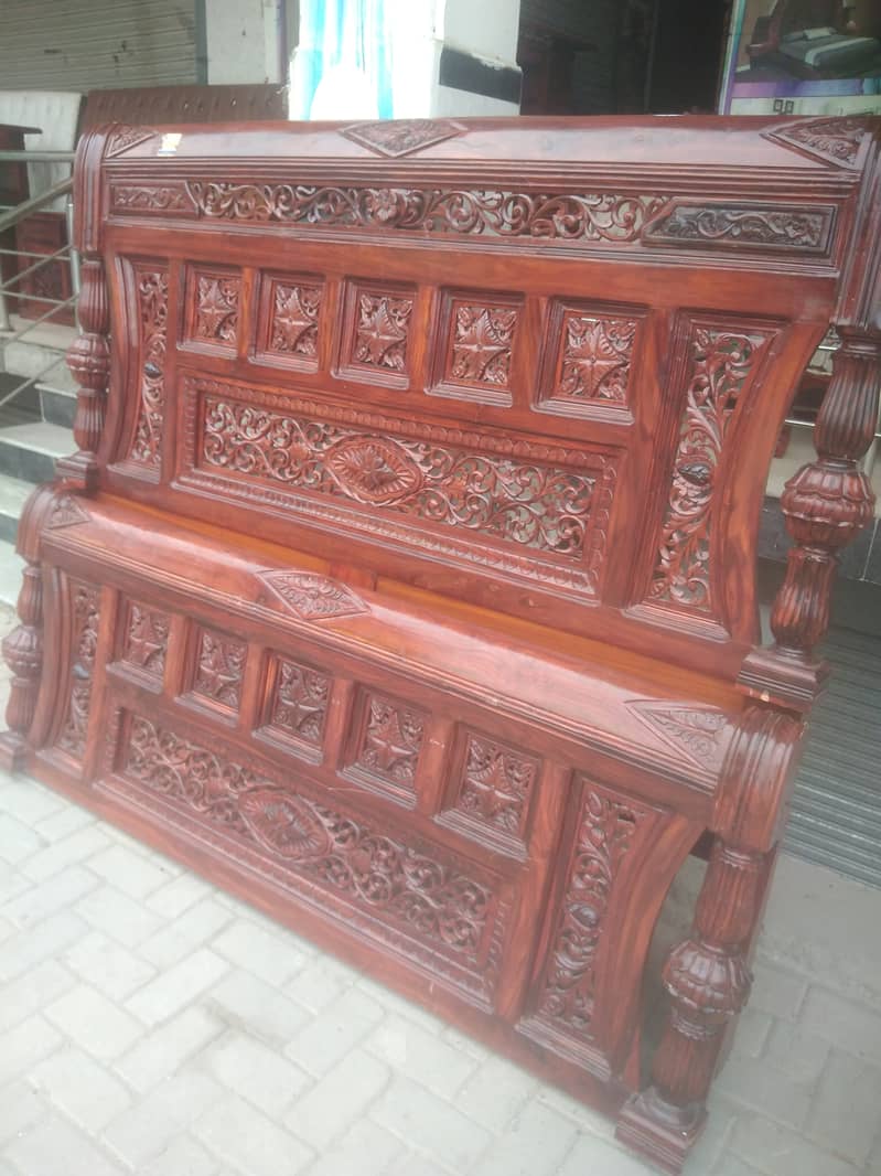It is in solid wood and compleate set 0