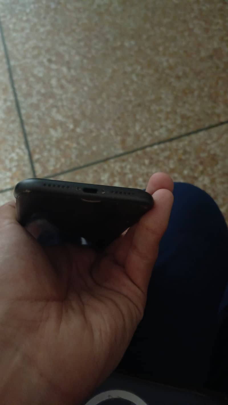 Apple iPhone 11 4