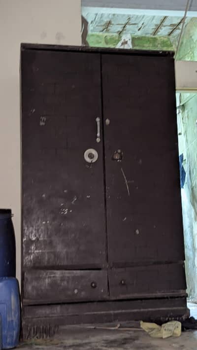 almari iron material