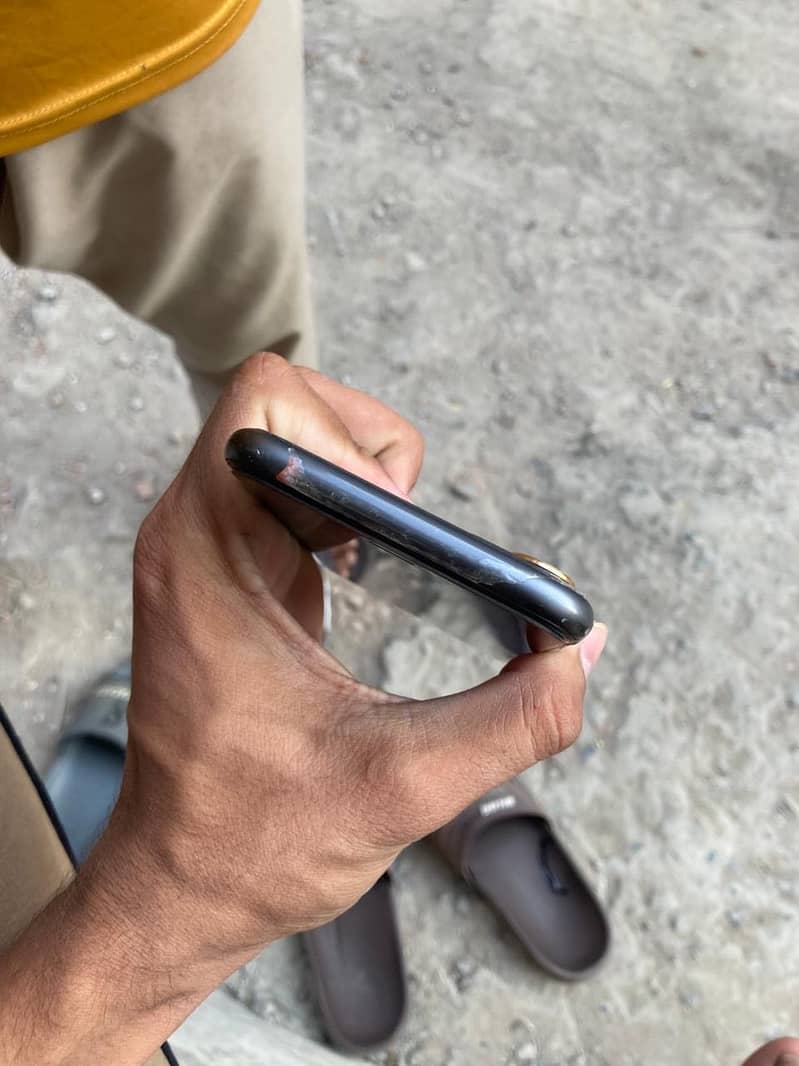iPhone 11 4