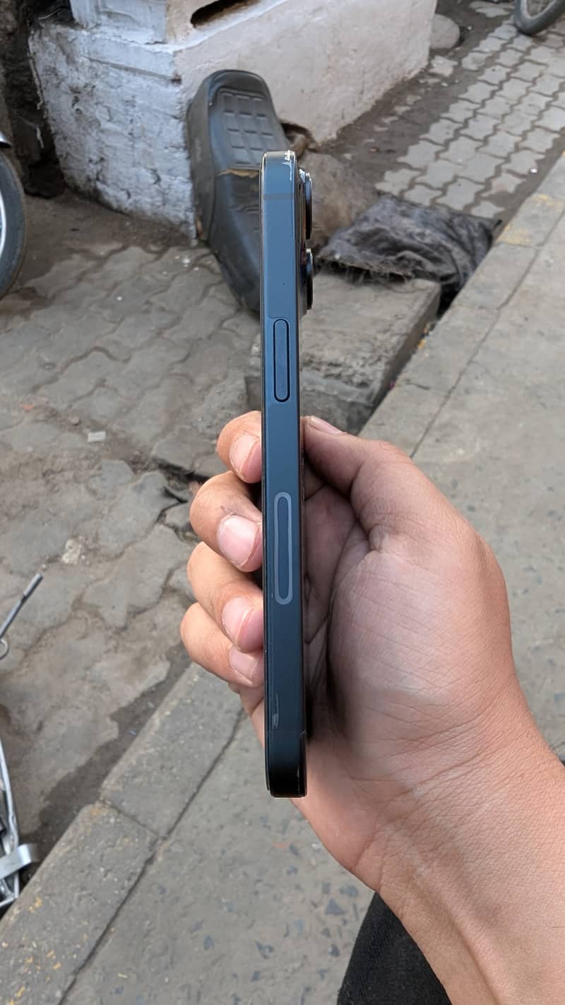 Apple iPhone 14 3