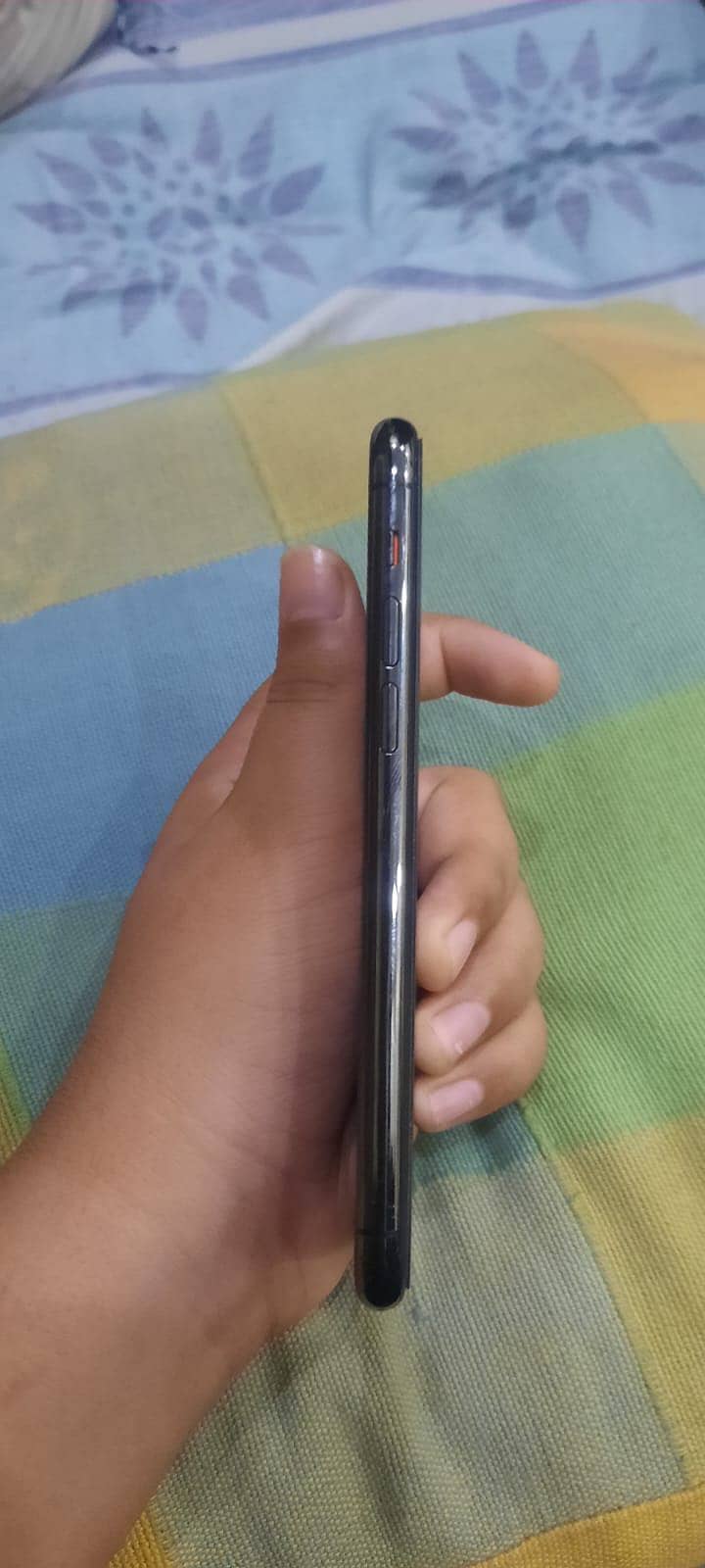 Apple iPhone 11 Pro 4