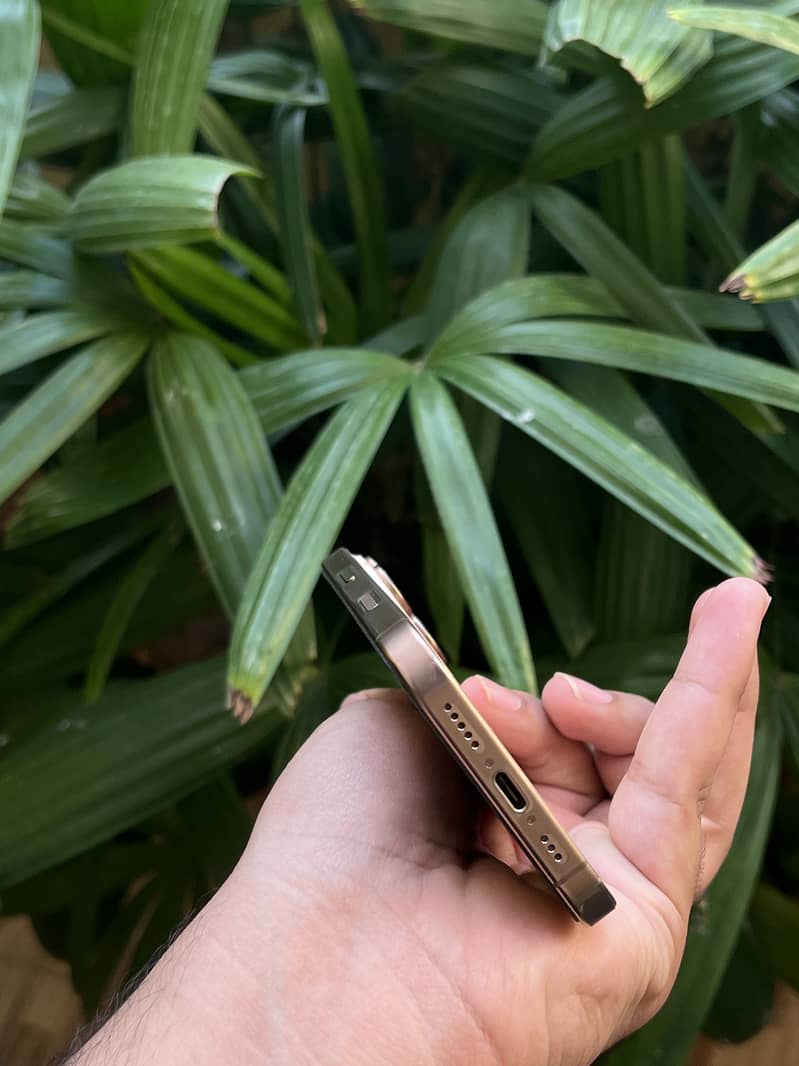 IPHONE 16 PRO JV 1
