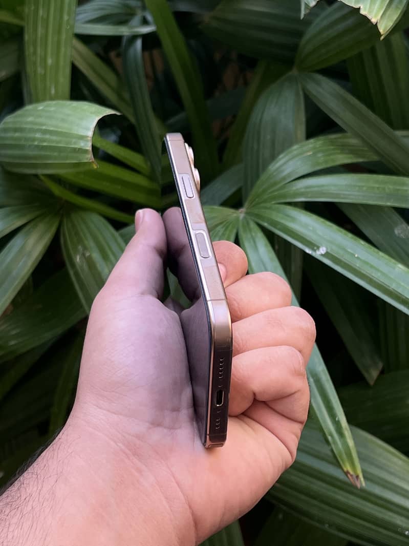 IPHONE 16 PRO JV 8