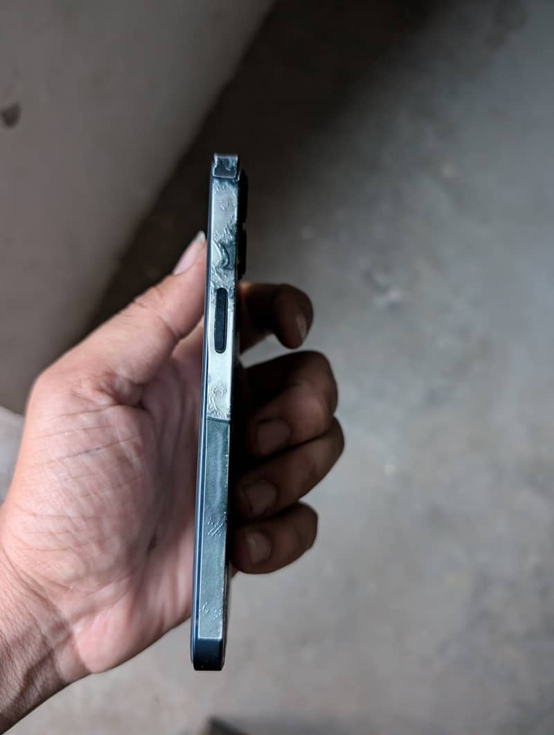 Apple iPhone 13 6