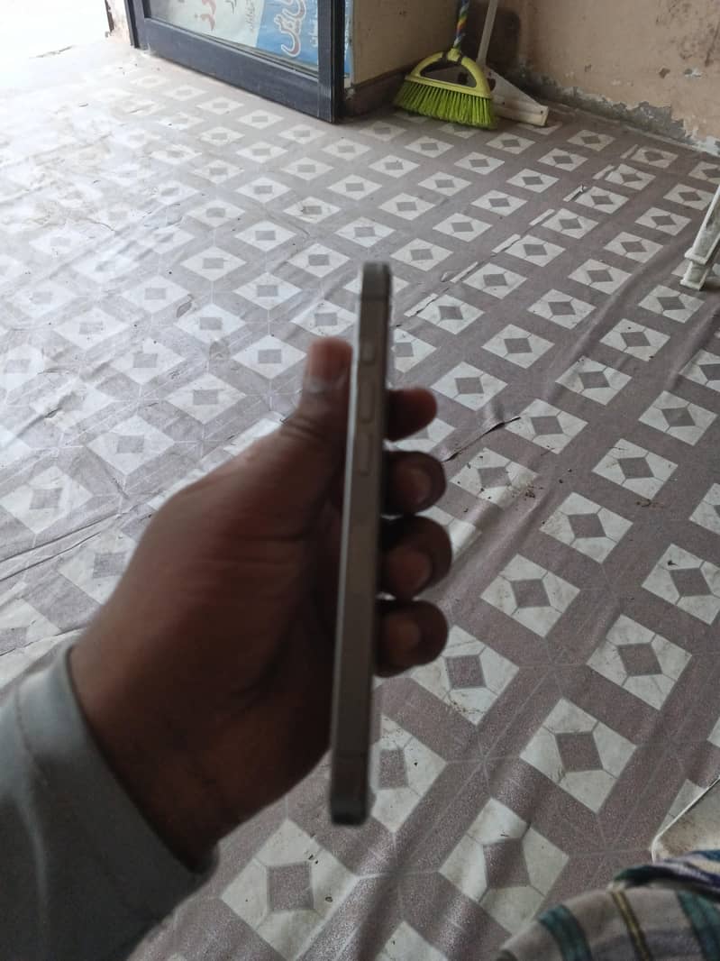 Apple iPhone 15 Pro 1