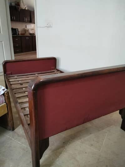 single strong wooden bede