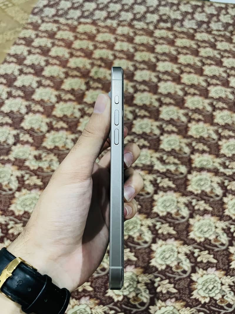 Apple iPhone 15 Pro Max 4