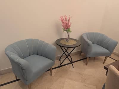 2 sofa chairs with table