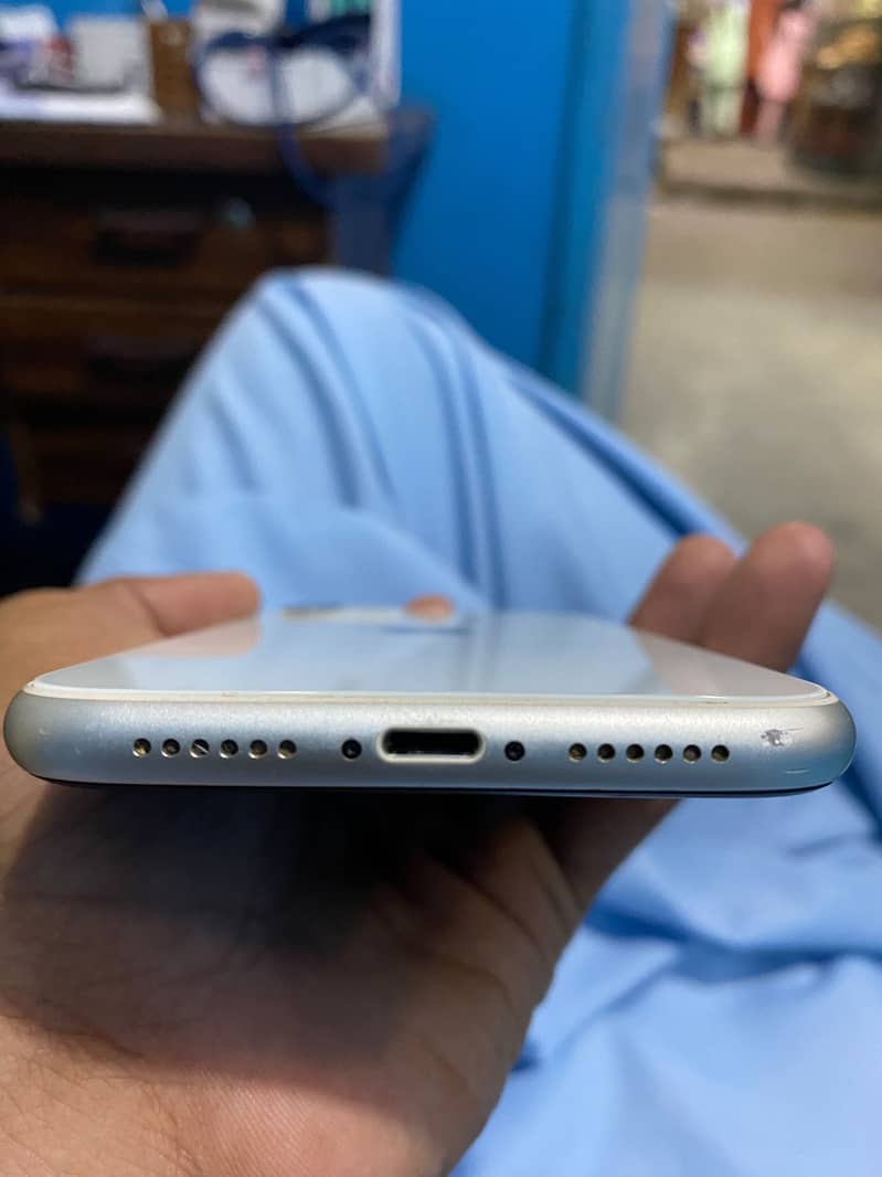 Apple iPhone 11 4