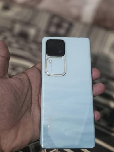 Vivo V30
