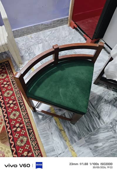 Round 4 person dining table
