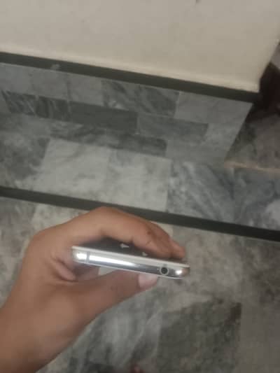Sharp Aquos R2