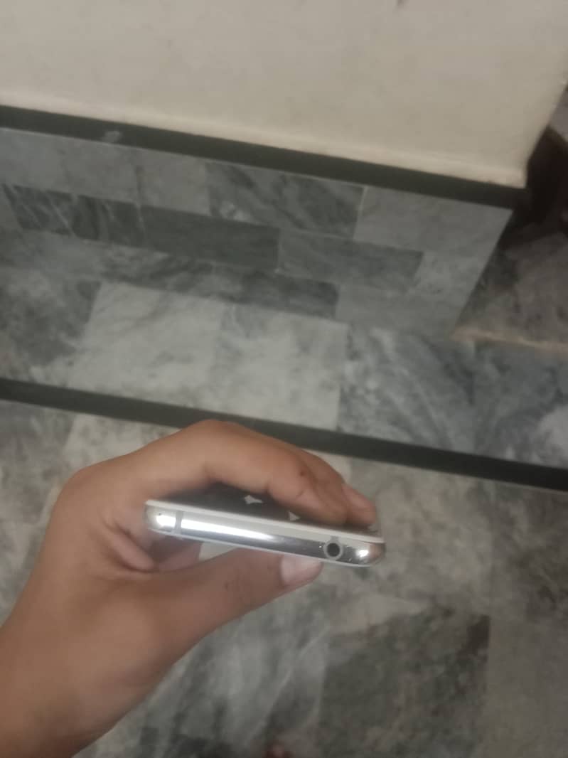 Sharp Aquos R2 0