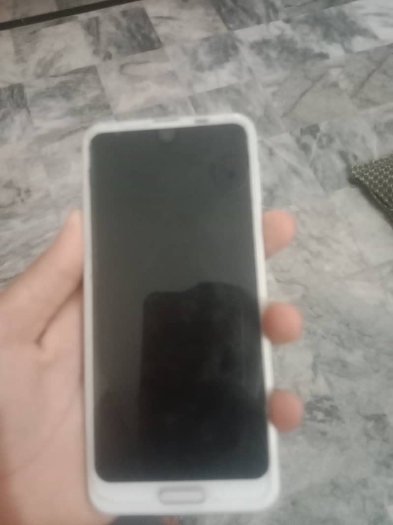 Sharp Aquos R2 3