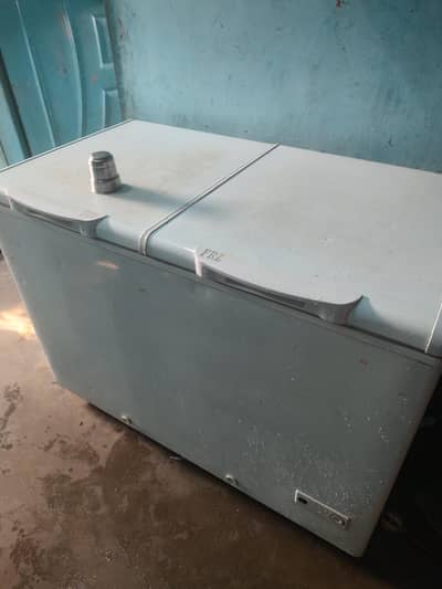 FRZ Deep Freezer for Sale – Excellent Condition, Full Cooling