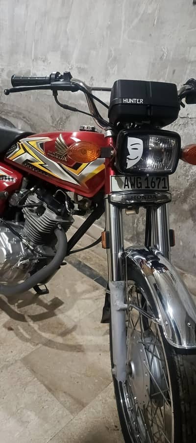 Honda 125 2024/2025 8  month ki bike ha 25 ka Sticker