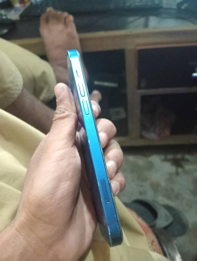 Apple iPhone 12 4