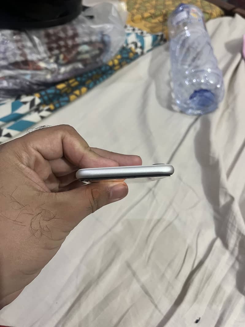 Apple iPhone SE 2 dual sim PTA approved mint condition 7