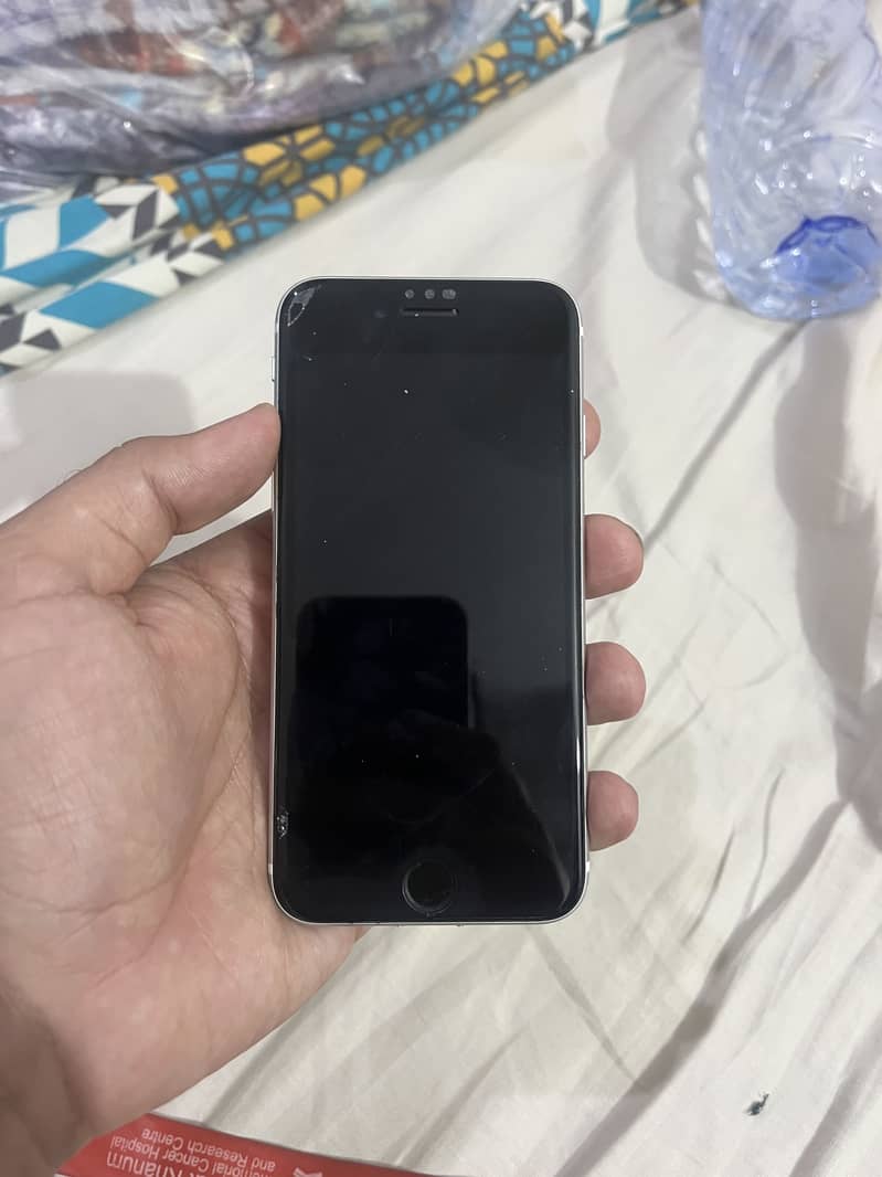 Apple iPhone SE 2 dual sim PTA approved mint condition 8